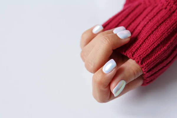 Ręka Białym Tle Piękny Manicure Perłowy Zbliżenie — Zdjęcie stockowe