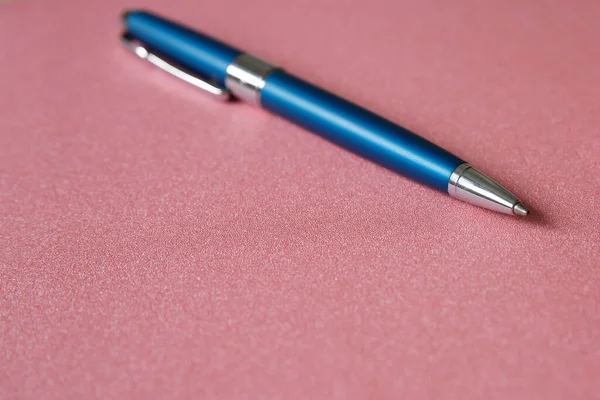 Bolígrafo Azul Metálico Sobre Fondo Rosa Fondo Textura Para Diseñador —  Fotos de Stock