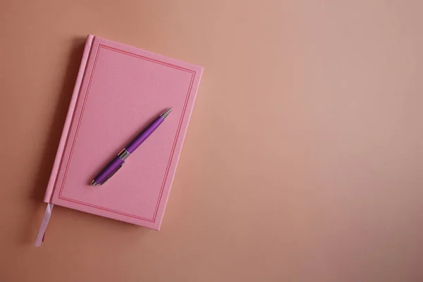 Purple Metal Pen Pink Notebook Diary Pink Paper Background Flat — Stock Photo, Image