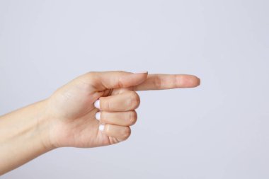 El hareketi ve işaret, beyaz arka planda bir kadın eli. Parmaklar görünüyor