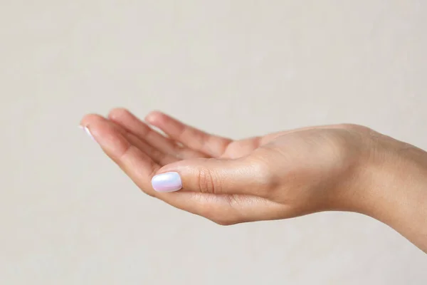 Gesto Signo Mano Femenina Sosteniendo Algo Palma Sobre Fondo Claro — Foto de Stock