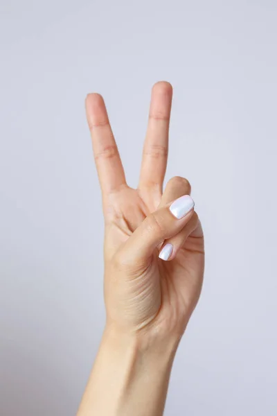 Gesto Signo Mano Femenina Sobre Fondo Blanco Dedos Mostrando Paz — Foto de Stock