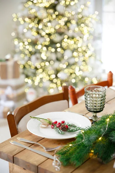Вітальна Листівка Дерев Яний Стіл Різдвяним Декором Налаштування Столу Посудом — стокове фото