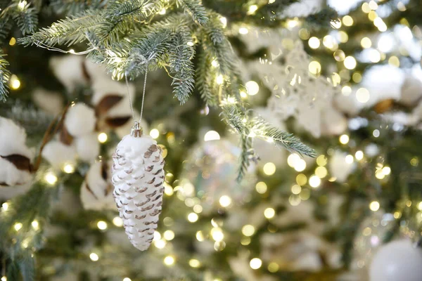 クリスマスのおもちゃのモミのコーンはトウヒの枝にかかっています 庭に飾られた新年の木 — ストック写真
