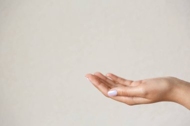 El hareketi ve işaret. Kadın eli, arka planda avucunda bir şey tutuyor. Adam bir şey istiyor. Metin için boş boşluk