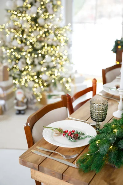 Вітальна Листівка Дерев Яний Стіл Різдвяним Декором Налаштування Столу Посудом — стокове фото
