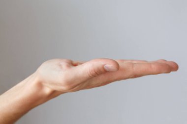 İşaret ve işaret, erkek eli arka planda bir şey tutuyor.