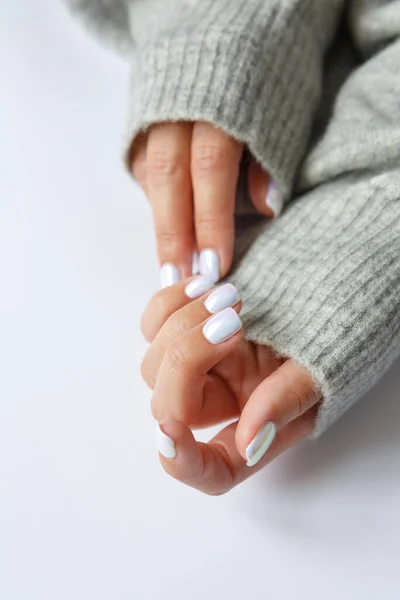 Mano Sobre Fondo Marrón Hermosa Manicura Perlas Cerca — Foto de Stock