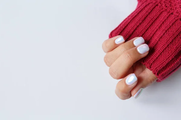 Ręka Białym Tle Piękny Manicure Perłowy Zbliżenie — Zdjęcie stockowe