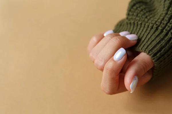 Ręka Brązowym Tle Piękny Manicure Perłowy Zbliżenie — Zdjęcie stockowe