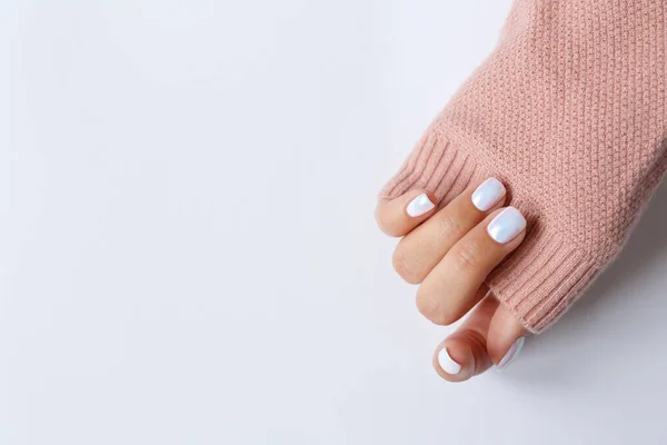 Kéz Egy Fehér Háttér Gyönyörű Gyöngy Manikűr Közelről — Stock Fotó