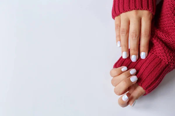 Mano Sobre Fondo Blanco Hermosa Manicura Perlas Cerca — Foto de Stock