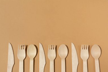 Kontrastlı aydınlatma. Düz yatıyordu. Çevre dostu ahşap çatal bıçak takımı. Çatal ve bıçak, kaşık. Plastiksiz Konsept.