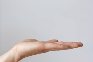 İşaret ve işaret, erkek eli arka planda bir şey tutuyor.