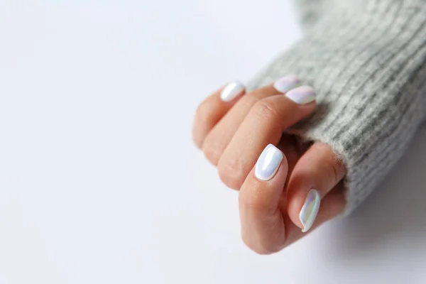 Mano Uno Sfondo Bianco Una Bella Manicure Perla Primo Piano — Foto Stock