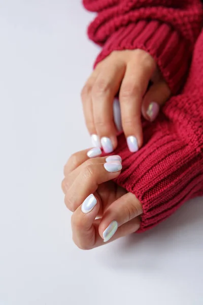 Mano Sobre Fondo Blanco Una Hermosa Manicura Perlas Cerca Salud —  Fotos de Stock