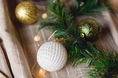 Kutlama masasının Noel ya da yeni yıl süsü. Noel oyuncakları ve toplar keten masa örtüsünde. Noel tebrik kartı.