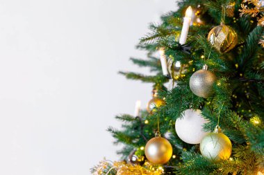 Oyuncak toplar Noel ağacının dallarına asılır. Yeni yıl ya da Noel geçmişi. Kartpostal ya da tebrik kartı. Metnin için yer.