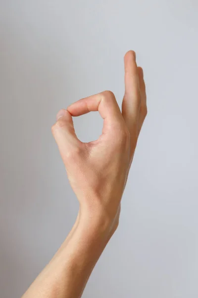 Жест Знак Мужская Рука Белом Фоне Пальцы Показывающие Хорошо Хорошо — стоковое фото