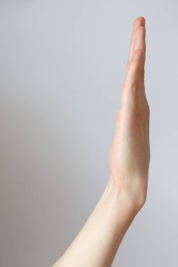 Jest ve sembol. El bir şeyi tutuyor ya da sıkıyor.