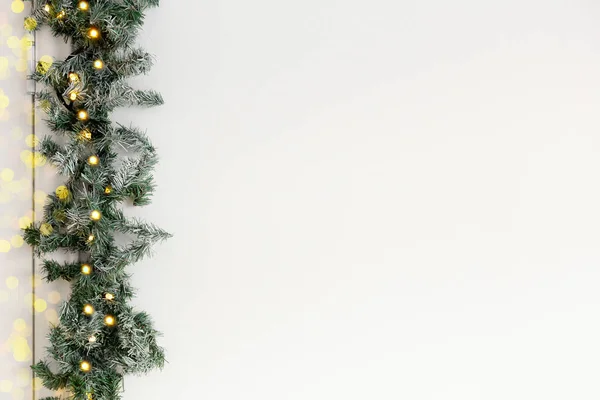 Karácsonyi Dekoratív Háttér Gratuláló Újévi Üdvözlőlap Fir Koszorú Fehér Alapon — Stock Fotó