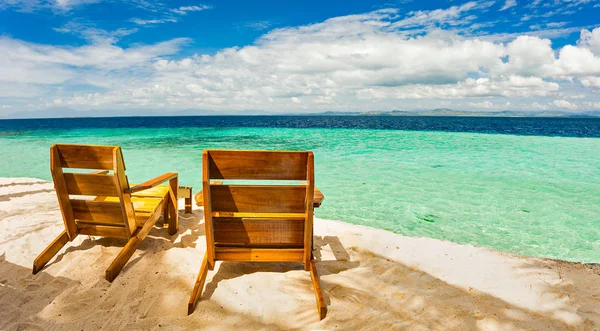 Καρέκλες παραλίας, καθαρό νερό και όμορφη θέα στο τροπικό νησί. Παραλία που κοιτάζει την Καραϊβική — Φωτογραφία Αρχείου