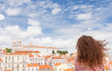 Saçlarırüzgar ile kıvırcık genç kadın beatiful li bakar