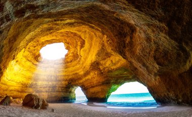 İnsanlar olmadan Benagil mağara içinde, Algarve Portekiz