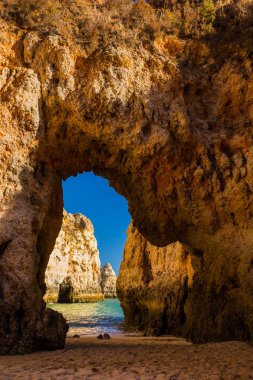 Praia Dos Tres Ir kireçtaşı kemerleri ile sabah erken görünümü