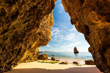 Sabah Praia do Camilo bir mağaradan görünümü, Algarve, P