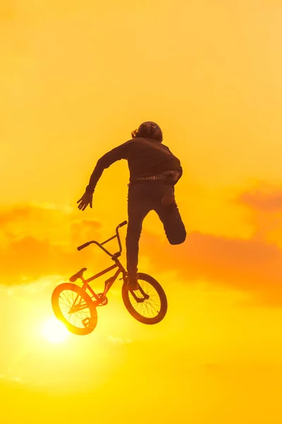 Arkadan aydınlatmalı gün batımı bmx dublör — Stok fotoğraf