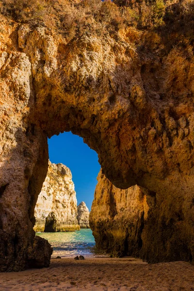 Ranní výhled přes vápencové oblouky na Praia dos Tres IR — Stock fotografie