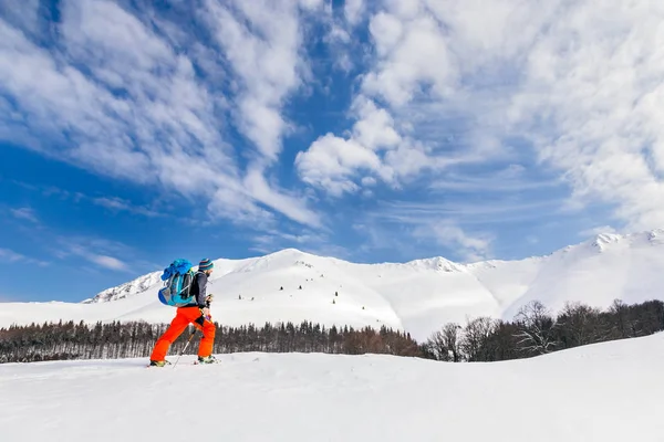Jovem ativo esqui sertanejo em um belo dia ensolarado, wi — Fotografia de Stock