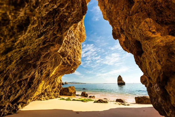 Pohled z jeskyně na Praia do Camilo ráno, Algarve, P — Stock fotografie