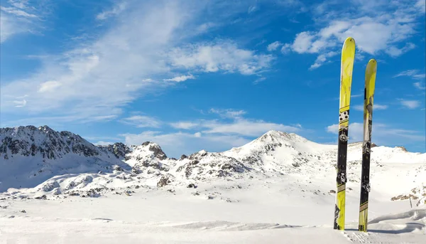 Esquis serranos contra um cume de montanha coberto de neve — Fotografia de Stock