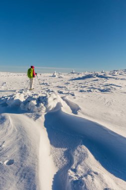 Güneşli bir günde kız kar ayakkabısı