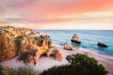 Praia Dos Tres Irmaos'ta gün batımı, Algarve, Portekiz