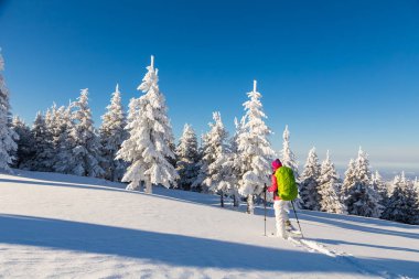 Güneşli bir günde kız kar ayakkabısı