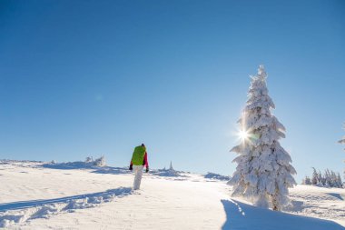 Güneşli bir günde kız kar ayakkabısı