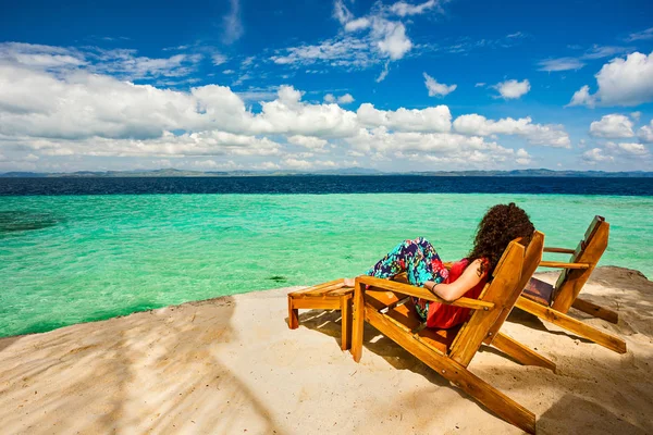 Leżaki plażowe, czyste wody i piękny widok na tropikalnej wyspie, — Zdjęcie stockowe
