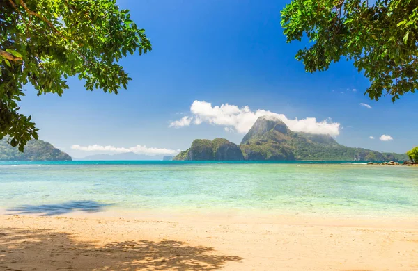 Praia tropical com exuberantes ilhas verdes no backgroud — Fotografia de Stock