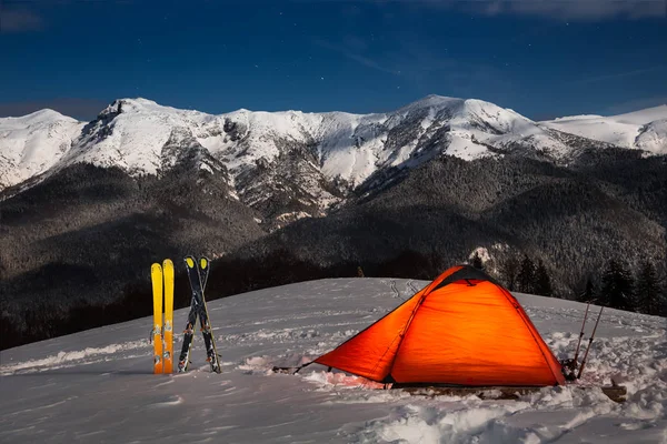Lua cheia acampando na neve depois de um dia de esqui de backcoutry em Oslea — Fotografia de Stock