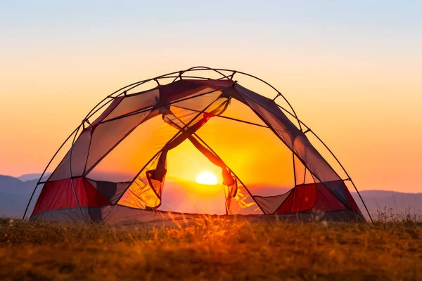 Namiot świecący w pięknym świetle zachodu słońca — Zdjęcie stockowe