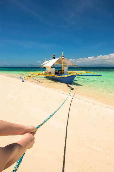 Banca βάρκα σε μια όμορφη παραλία στο νησί μομόσσα, Φιλιππίνες — Φωτογραφία Αρχείου