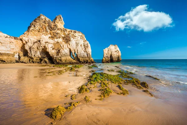 Nízký příliv na nádherné skalnaté pláži-Praia dos Tres Irmaos, Algar — Stock fotografie