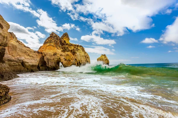 Vlny se rozbíjejí na skalách na Praia dos Tres Irmaos nedaleko Portimao, — Stock fotografie