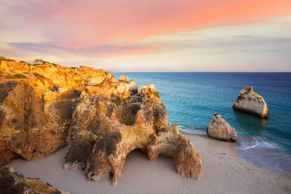 Západ slunce na Praia dos Tres Irmaos, Algarve, Portugalsko — Stock fotografie