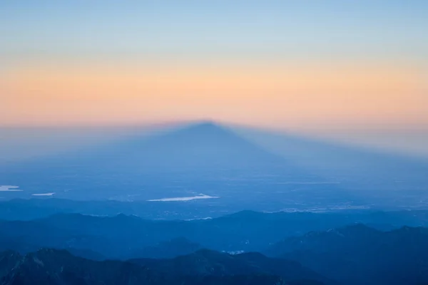 日の出の山頂の影 — ストック写真