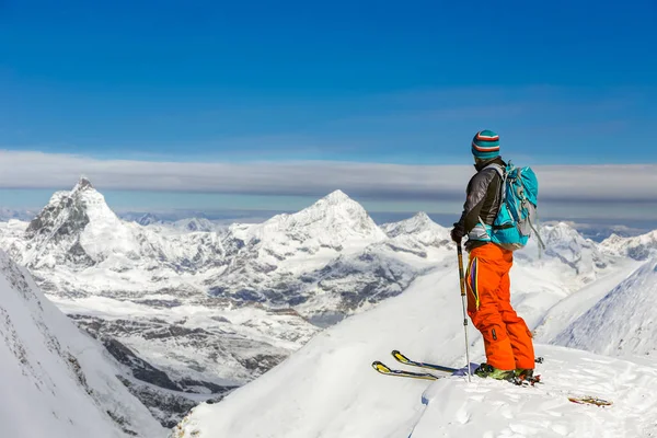 Jeune homme athlétique skier par une journée ensoleillée avec une belle vue sur — Photo
