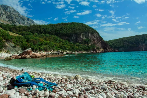 Akdeniz'de kayalık bir plajda Karadağ mükemmel bir şnorkel yer — Stok fotoğraf